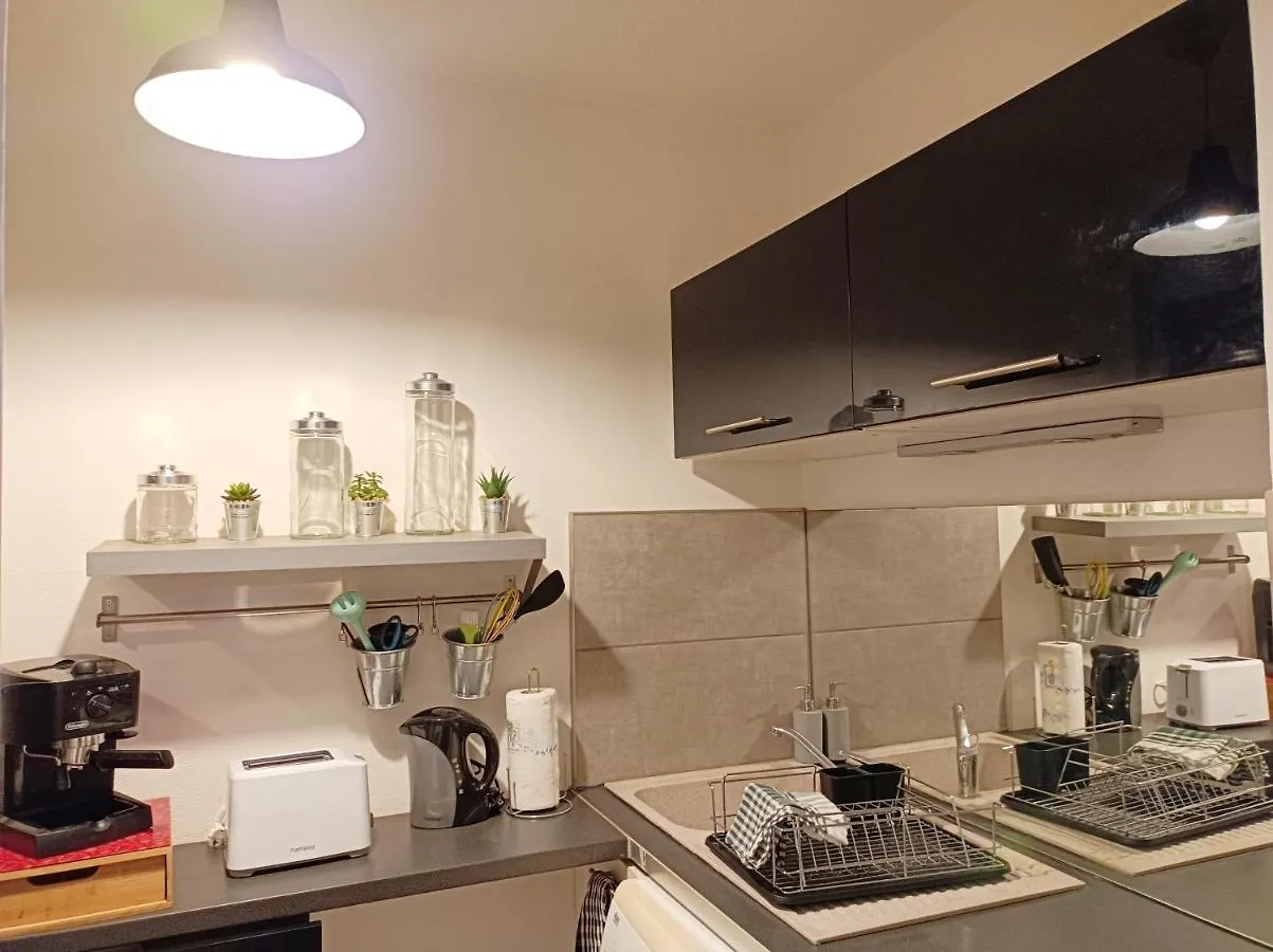 Appartement Joli studio avec coin nuit indépendant, piscine et parc de 8 hectares proche de la plage à Mandelieu 0*,  France