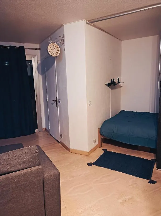 Appartement Joli studio avec coin nuit indépendant, piscine et parc de 8 hectares proche de la plage à Mandelieu 0*,  France