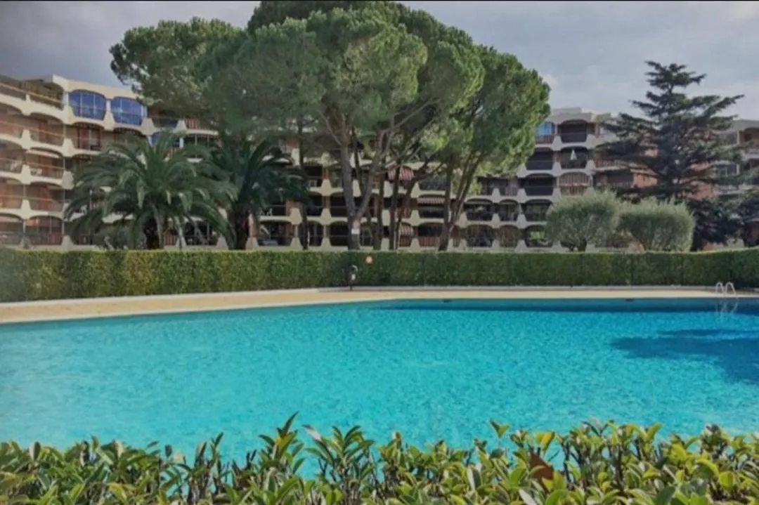 Appartement Joli studio avec coin nuit indépendant, piscine et parc de 8 hectares proche de la plage à Mandelieu